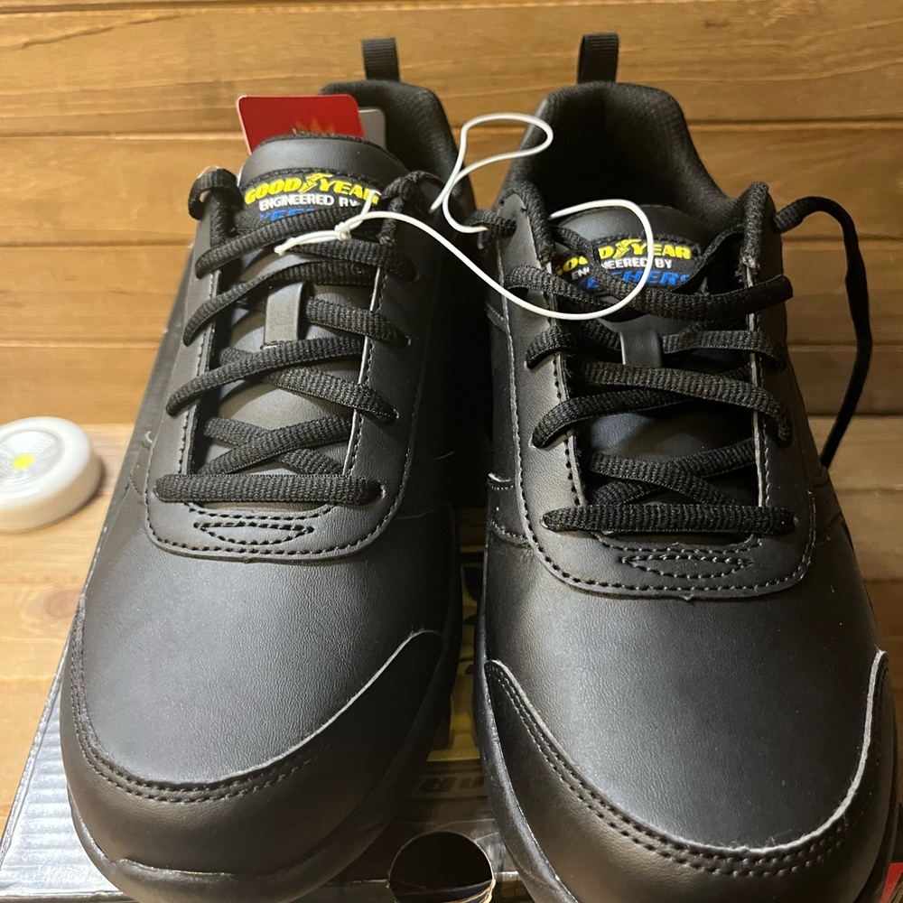 NWT  Goodyear engineered by Skechers 
Tucker Step in Slip Resistant Shoes 8.5